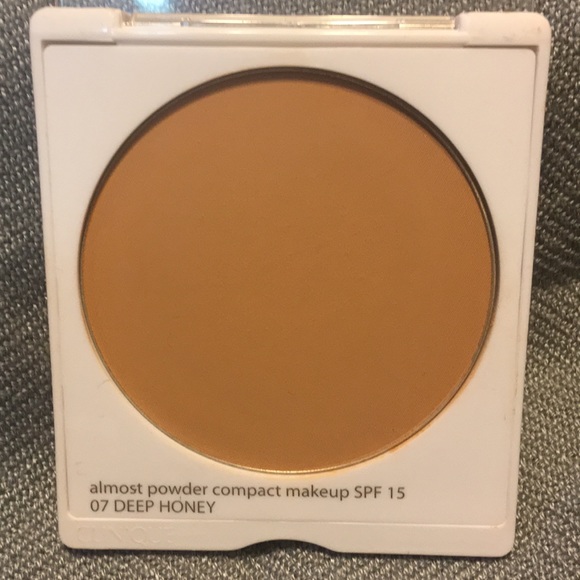 Clinique Almost Powder Foundation - Picture 2 of 3